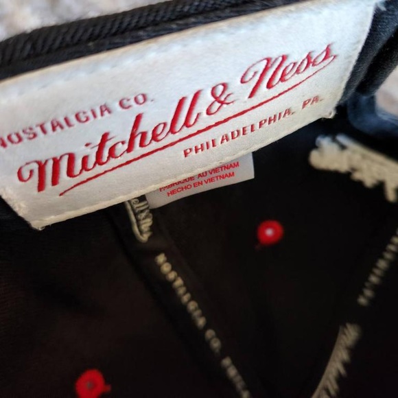 Mitchell and Ness Men’s Bulls Strap back Hat - Picture 5 of 6
